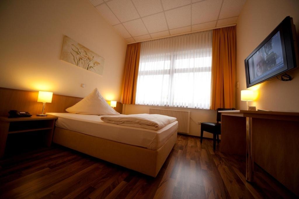 Hotel Zur Rebe Hochheim am Main Rum bild